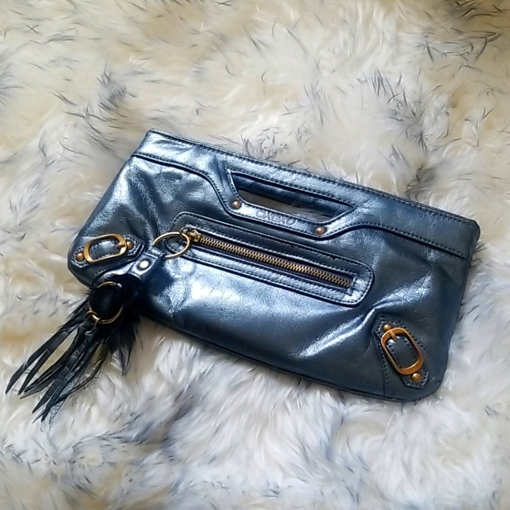 🛍  "Pristine Metallic Blue OXOXO Collection Clutch - Sleek & Stylish"